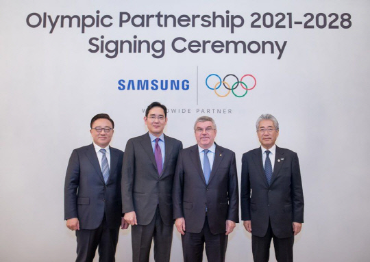 2018년 12월 4일 당시 고동진(왼쪽부터) 삼성전자 IM 부문 대표이사 사장, 이재용 삼성전자 부회장, 토마스 바흐 IOC 위원장, 다케다 쓰네카즈 IOC 마케팅위원회 위원장이 2028 LA 올림픽까지 후원을 연장하는 조인식 이후 기념 촬영을 하고 있다. 삼성전자 제공